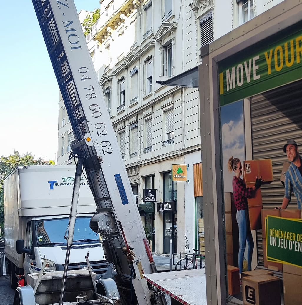 Monte-meubles déployé sur une façade lyonnaise pour un déménagement Lugnier