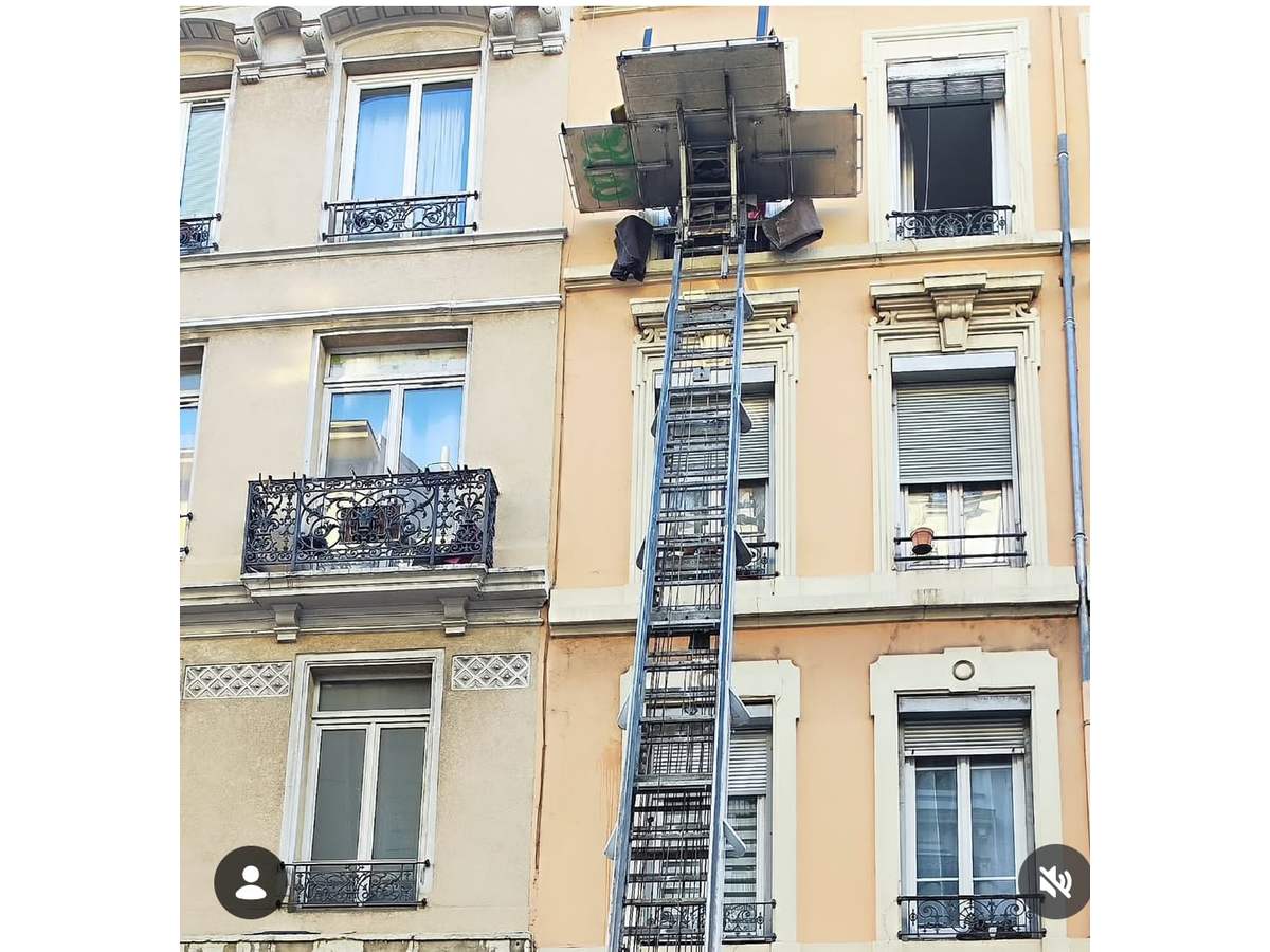 Déménageur protégeant un meuble ancien avec couverture et film à Lyon