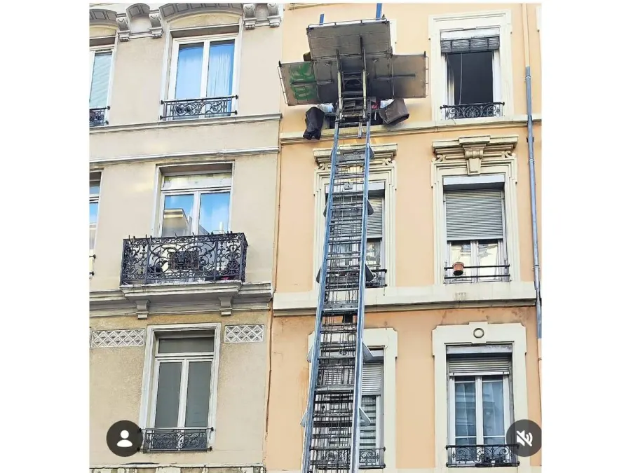 Déménageur protégeant un meuble ancien avec couverture et film à Lyon
