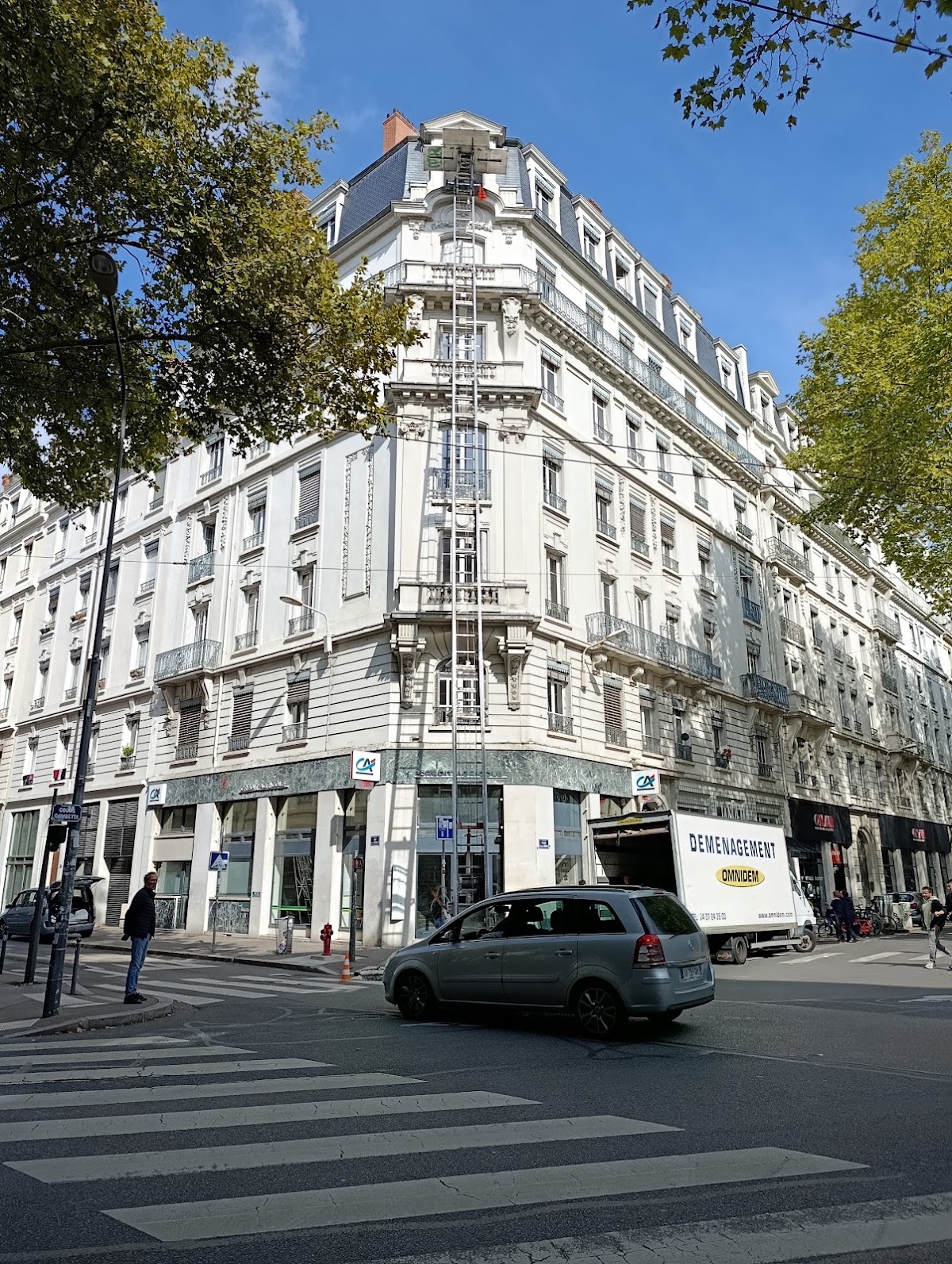 Chargement sanglé et calé dans le camion pour un déménagement longue distance