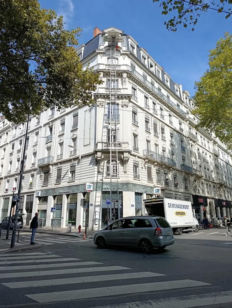 Chargement sanglé et calé dans le camion pour un déménagement longue distance