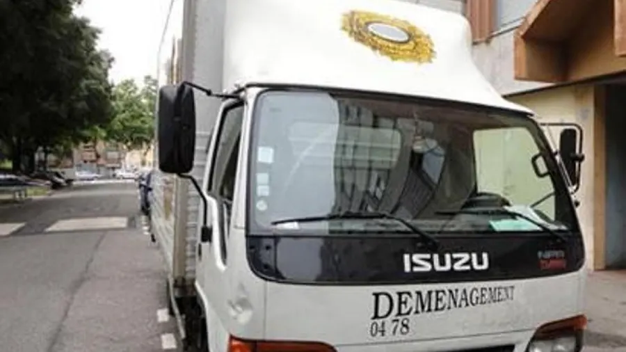 Remontage du mobilier dans le nouveau logement par les déménageurs Lugnier
